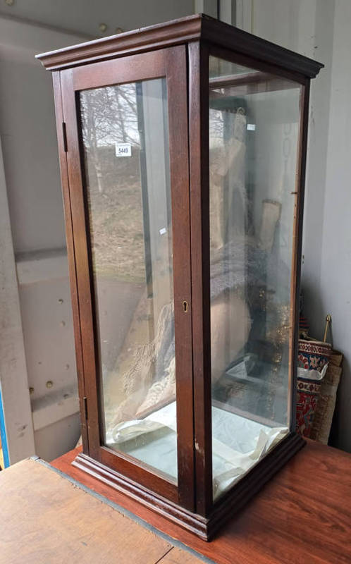 MAHOGANY CENTRE DISPLAY CASE WITH GLAZED PANEL SIDES & SINGLE GLAZED PANEL DOOR OPENING TO SHELVED