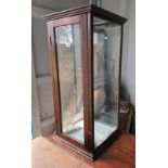 MAHOGANY CENTRE DISPLAY CASE WITH GLAZED PANEL SIDES & SINGLE GLAZED PANEL DOOR OPENING TO SHELVED