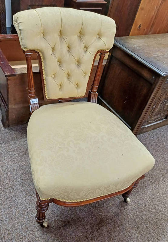 19TH CENTURY ROSEWOOD FRAMED BUTTON BACK NURSING CHAIR ON REEDED SUPPORTS