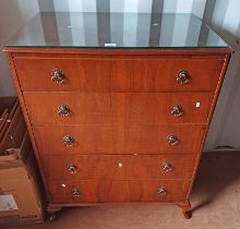 20TH CENTURY MAHOGANY CHEST OF 5 DRAWERS ON SHORT QUEEN ANNE SUPPORTS - 102 CM TALL X 78 CM WIDE
