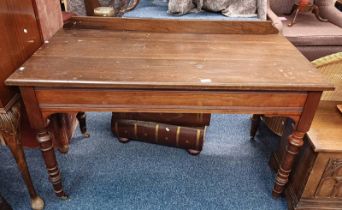 19TH CENTURY MAHOGANY SIDE TABLE ON TURNED SUPPORTS Condition Report: