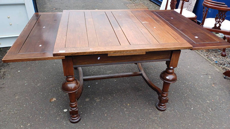 MAHOGANY DRAW LEAF DINING TABLE ON TURNED SUPPORTS