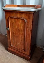 19TH CENTURY MAHOGANY MARBLE TOPPED WASHSTAND WITH SINGLE PANEL DOOR ON PLINTH BASE 80 CM TALL X