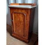 19TH CENTURY MAHOGANY MARBLE TOPPED WASHSTAND WITH SINGLE PANEL DOOR ON PLINTH BASE 80 CM TALL X