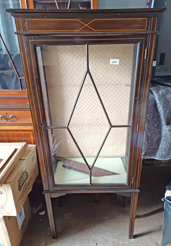 INLAID MAHOGANY DISPLAY CABINET WITH SINGLE ASTRAGAL GLASS PANEL DOOR OPENING TO GLASS SHELVED