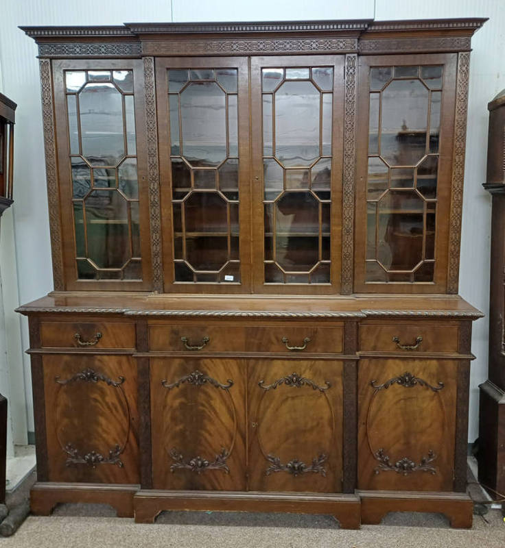 EARLY 20TH CENTURY MAHOGANY BREAKFRONT BOOKCASE WITH 4 ASTRAGAL GLASS DOORS OVER 3 DRAWERS WITH 4