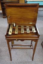 20TH CENTURY MAHOGANY CASED BRASS GLOCKENSPIEL DINNER GONG WITH SPLAYED SUPPORTS.