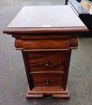 MAHOGANY BEDSIDE CHEST WITH 2 DRAWERS WITH SHALLOW DRAWER ABOVE - 65 CM TALL X 40 CM WIDE