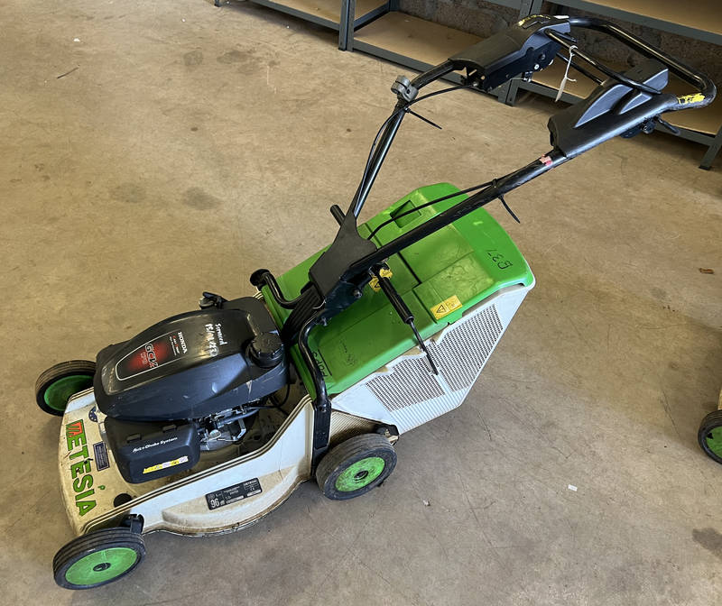 2021 18" ETESIA PRO46 PHTS WITH GRASS BOX 4.