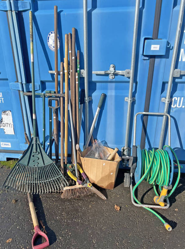 SELECTION OF GARDEN TOOLS TO INCLUDE HOSE ON REEL, BRUSH, RAKE, SPADE ETC.