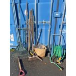 SELECTION OF GARDEN TOOLS TO INCLUDE HOSE ON REEL, BRUSH, RAKE, SPADE ETC.