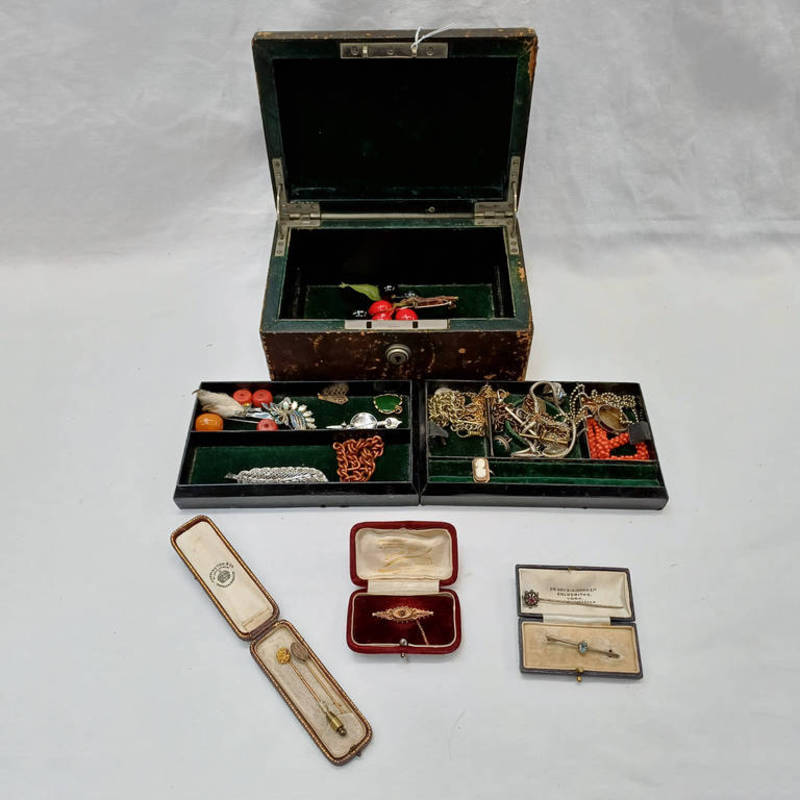 BLACK LEATHER JEWELLERY BOX & CONTENTS TO INCLUDE ENAMEL & GEM SET STICK PIN, 2 OTHERS,