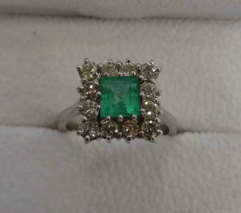 18CT WHITE EMERALD & DIAMOND CLUSTER RING,