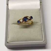 18CT GOLD 5-STONE DIAMOND SET TWIST RING - RING SIZE: J Condition Report: Sapphires