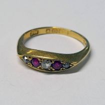 18CT GOLD RUBY & DIAMOND 5-STONE RING - RING SIZE: L