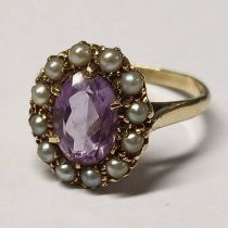 9CT GOLD AMETHYST & HALF PEARL CLUSTER RING - 4.