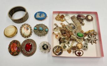 SELECTION OF VARIOUS JEWELLERY INCLUDING CHINESE CARVED BROOCH, HINGED BANGLE,