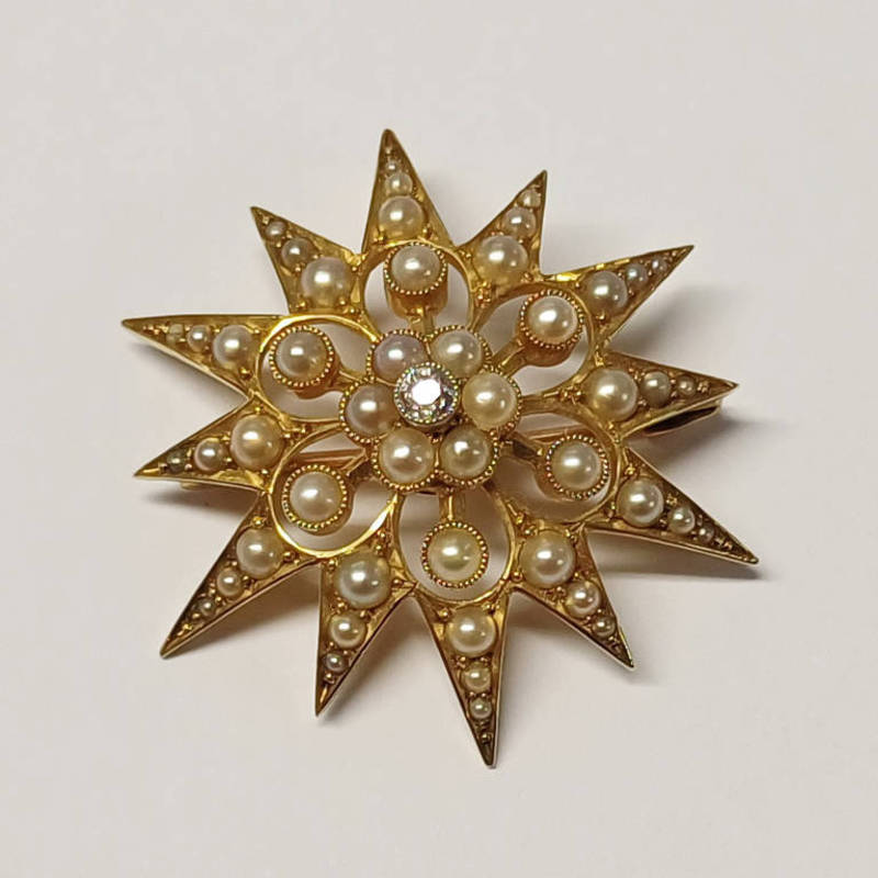 EARLY 20TH CENTURY 15CT GOLD SEED PEARL & DIAMOND STAR BURST BROOCH - 3.2 CM WIDE, 6.