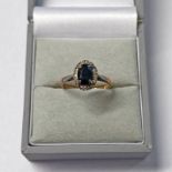 18CT GOLD SAPPHIRE & DIAMOND CLUSTER RING - 2.