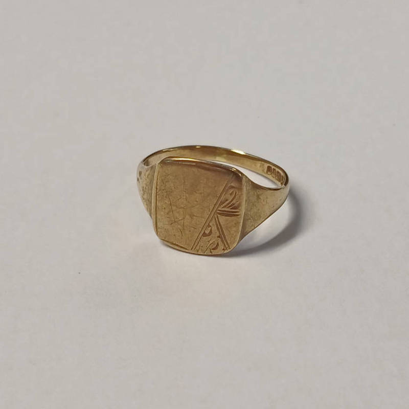 9CT GOLD SIGNET RING, BIRMINGHAM 1977 - RING SIZE R, 3.