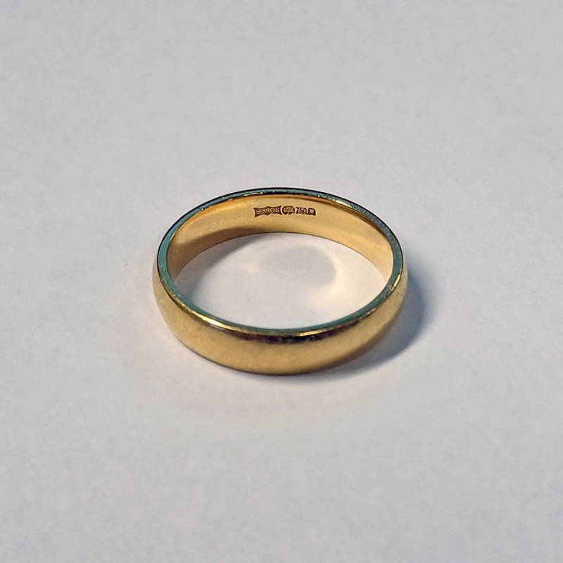 18CT GOLD WEDDING BAND - RING SIZE T, 6.