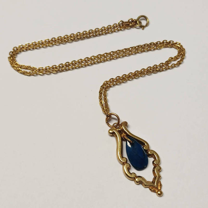 9CT GOLD HARDSTONE PENDANT ON A 9CT GOLD CHAIN - 6.