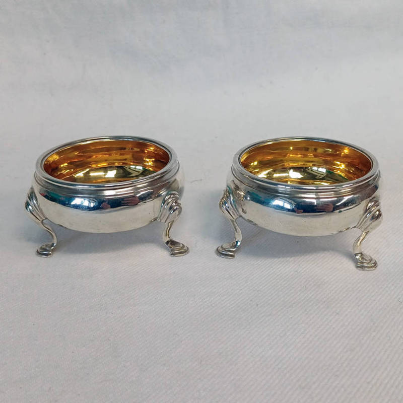 PAIR OF GEORGE III SILVER CIRCULAR SALTS WITH GILT BOWLS BY I W LONDON 1766 - 110G