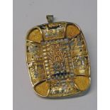 18K GOLD AZTEC STYLE BROOCH PENDANT - 5CM LONG EXCLUDING BALE, 23.