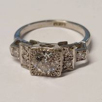 ART DECO, PLATINUM DIAMOND SET RING, THE OLD BRILLIANT CUT DIAMOND OF APPROX 0.