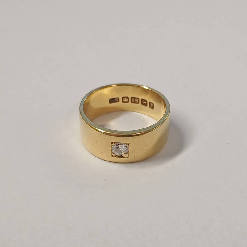 18CT GOLD DIAMOND SET WEDDING BAND - RING SIZE R, 10.