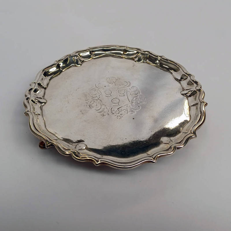 GEORGE II SILVER CARD TRAY ON 3 HOOF FEET BY RICHARD ABERCROMBY, LONDON 1738 - 16 CM DIAMETER,