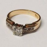 18CT GOLD DIAMOND SINGLE STONE RING WITH DIAMOND SET SHOULDERS, THE DIAMOND APPROX 0.