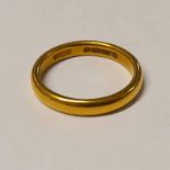 22CT GOLD WEDDING BAND - RING SIZE K, 4.