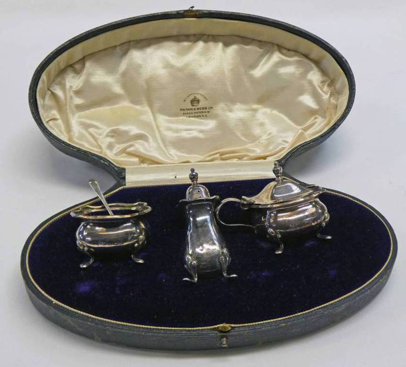 CASED 3 PIECE SILVER CRUET SET WITH BLUE GLASS LINERS BY MAPPIN & WEBB BIRMINGHAM 1918