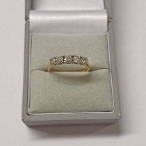 18CT GOLD DIAMOND 5-STONE RING, THE BRILLIANT CUT DIAMONDS APPROX 0.