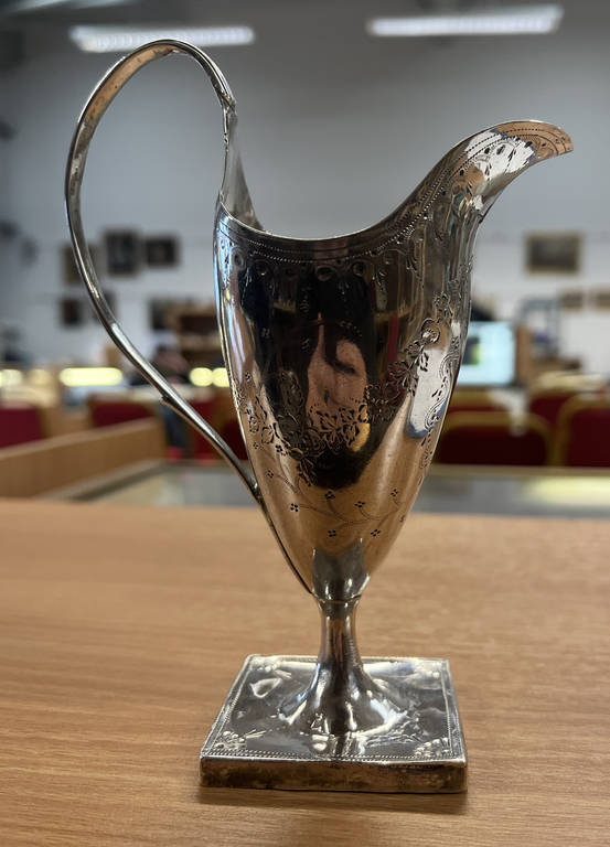 GEORGIAN SILVER CREAM JUG WITH FOLIATE SWAG DECORATION ON SQUARE BASE, LONDON 1788 - 14. - Image 4 of 8