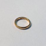 18CT GOLD WEDDING RING - RING SIZE N, WEIGHT 4.