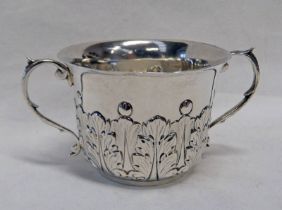 VICTORIAN SILVER 2-HANDLED PORRINGER WITH LEAF DECORATION, LONDON 1896 - 6CM TALL,