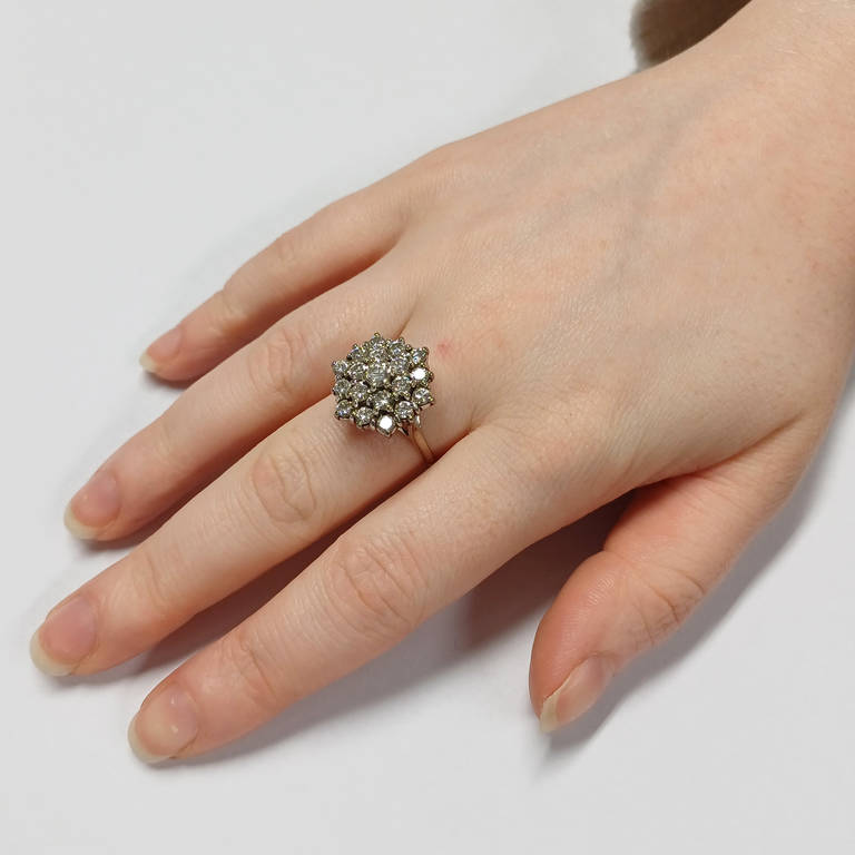 18CT GOLD DIAMOND CLUSTER RING, THE BRILLIANT CUT DIAMONDS APPROX 1. - Image 2 of 3