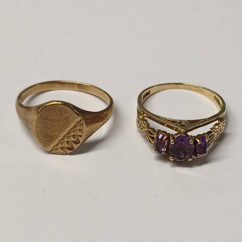 9CT GOLD SIGNET RING & 9CT GOLD AMETHYST SET RING - 6.