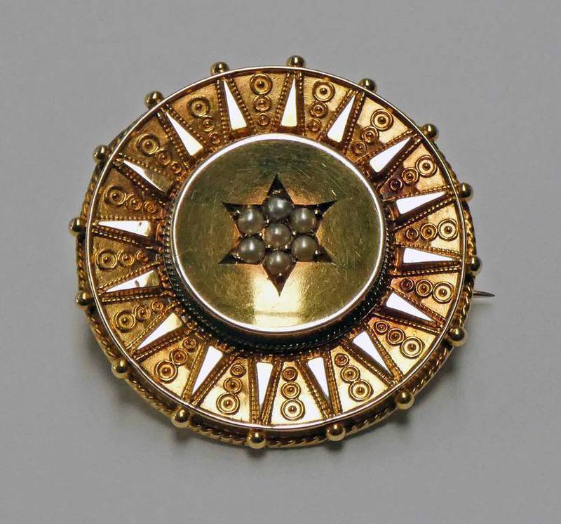 15CT GOLD SEED PEARL CIRCULAR TARGET BROOCH WITH SWIRL DECORATION, CHESTER 1890 - 7.