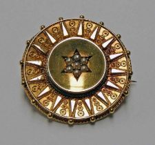 15CT GOLD SEED PEARL CIRCULAR TARGET BROOCH WITH SWIRL DECORATION, CHESTER 1890 - 7.