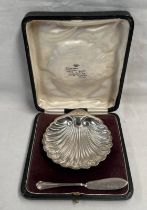 CASED SILVER SHELL BUTTER DISH ON 3 BALL FEET BY THE HARRISON BROS SHEFFIELD 1917 - 63G