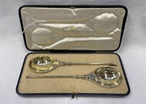LATE VICTORIAN SILVER GILT GOTHIC STYLE SPOONS WITH SCROLL HANDLES BY BREWIS & CO LONDON 1889/90 IN