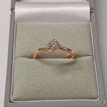 18CT GOLD DIAMOND SOLITAIRE RING. THE DIAMOND OF 0.