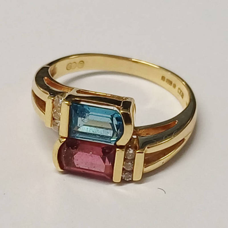 18CT GOLD PINK TOURMALINE & BLUE TOPAZ TWIST RING - 4.