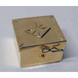 14K GOLD HINGED PILL BOX WITH DECORATIVE LID - 15.