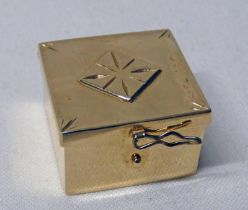 14K GOLD HINGED PILL BOX WITH DECORATIVE LID - 15.