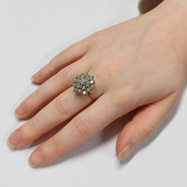 18CT GOLD DIAMOND CLUSTER RING, THE BRILLIANT CUT DIAMONDS APPROX 1. - Image 3 of 3