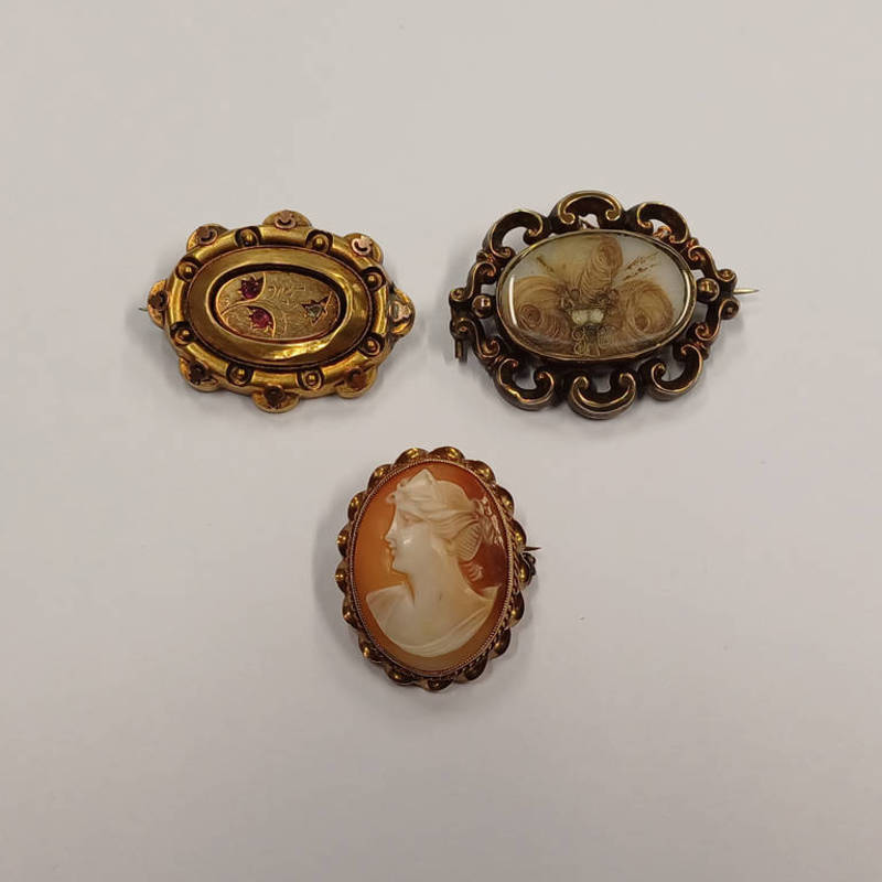 9CT GOLD CAMEO BROOCH & 2 OTHER BROOCHES